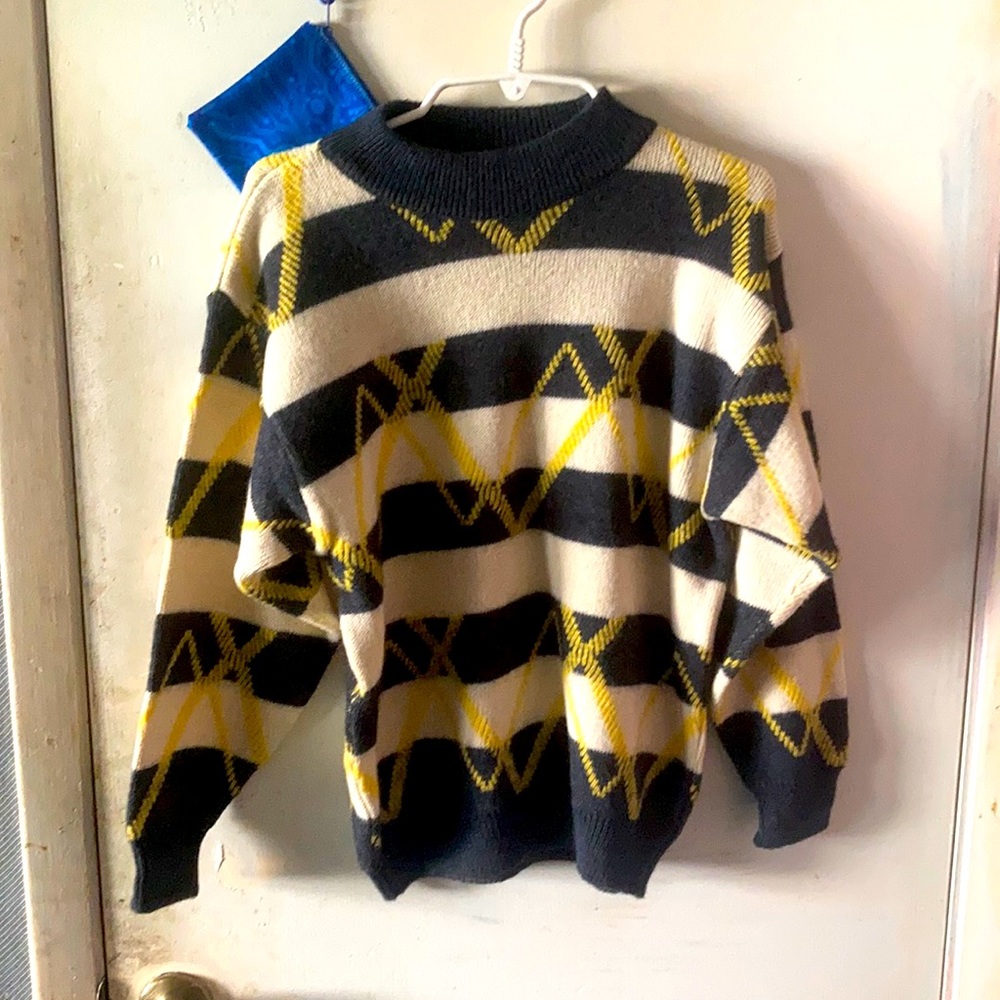 Fashionable art deco sweater